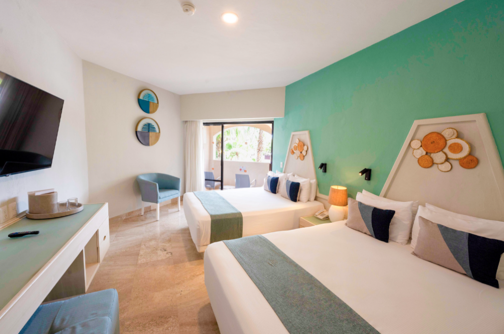SUPERIOR ROOM POOLSIDE